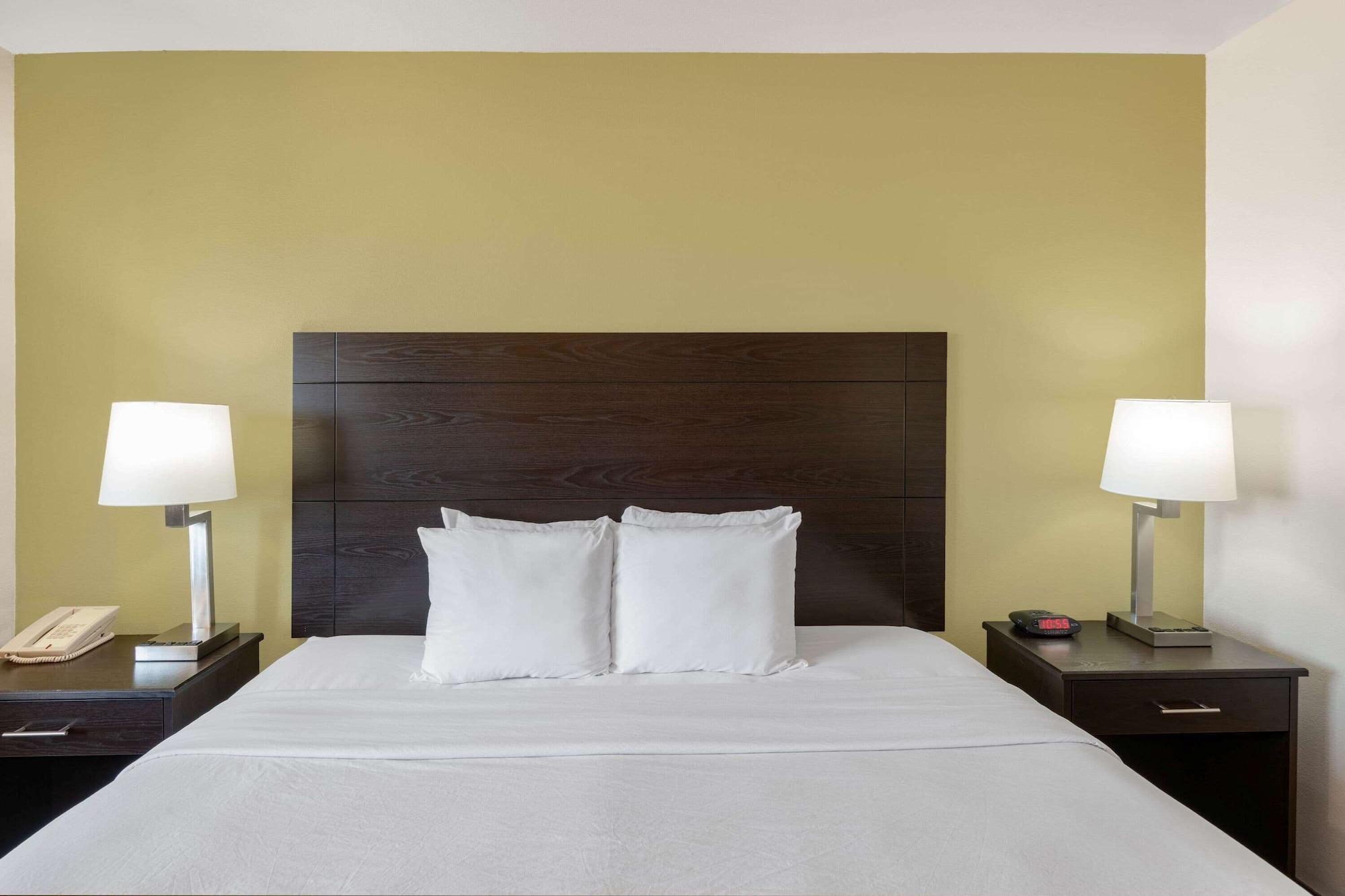 Baymont By Wyndham Farmington Hotel Exterior photo