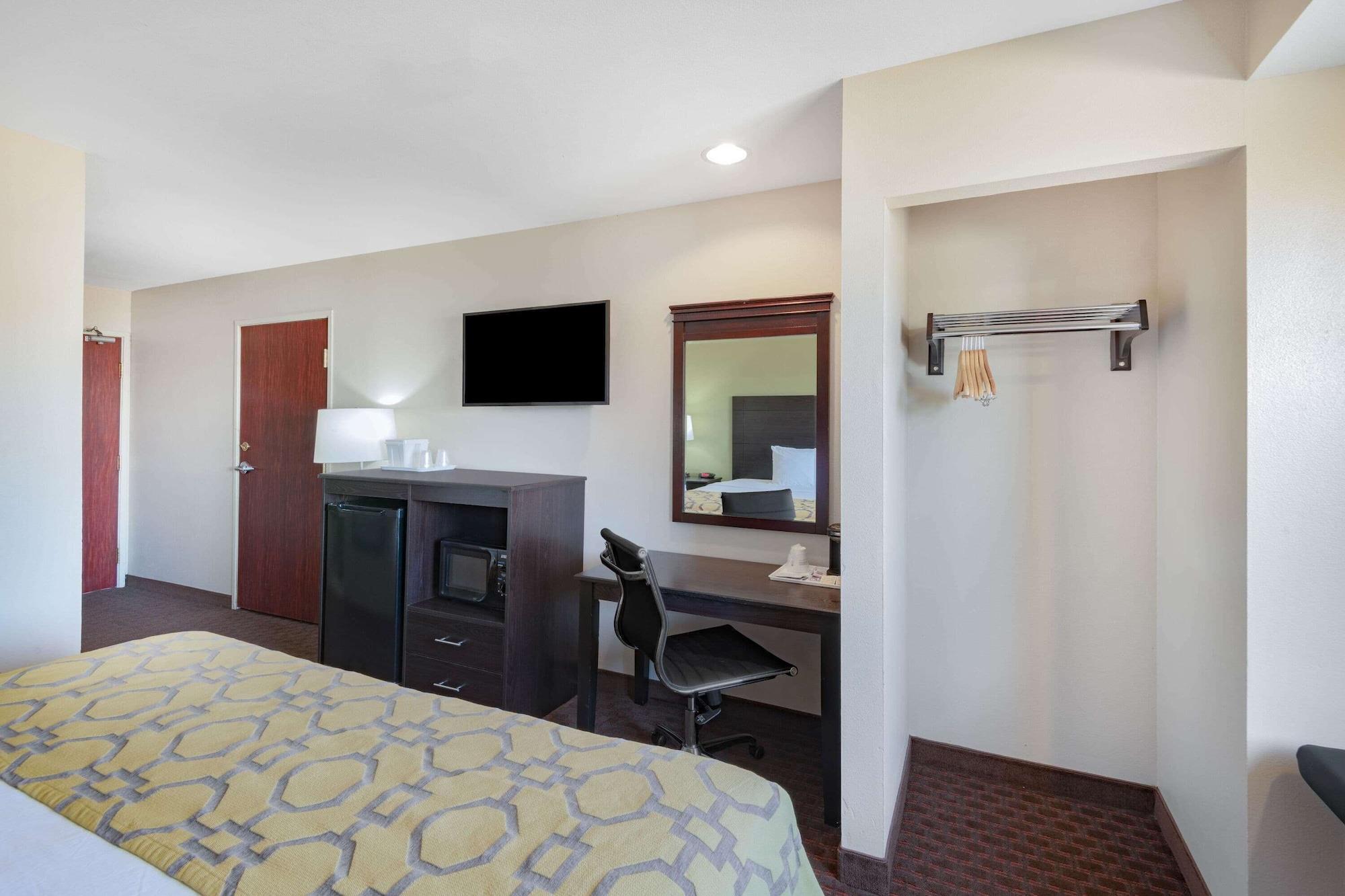 Baymont By Wyndham Farmington Hotel Exterior photo